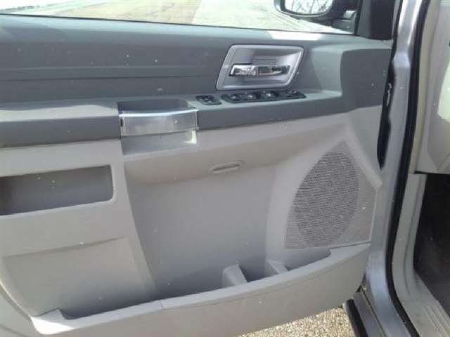 Chrysler Town and Country 2008 photo 17